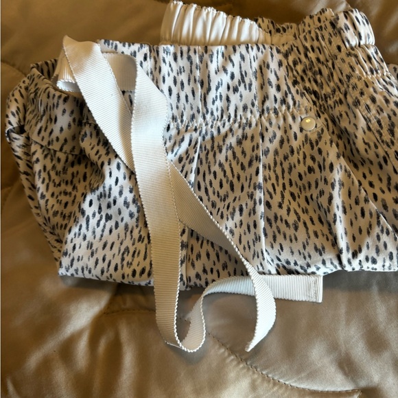 Lululemon womens shorts white with decor 4 - Picture 3 of 4